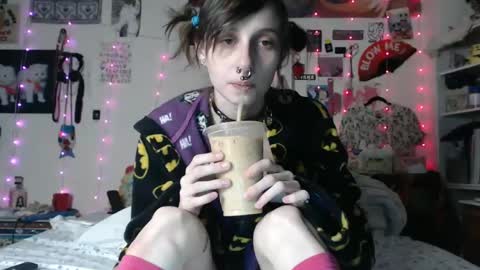 Snapshot of devilg1rl chatting on February 23, 2025, 6:39 am poutyangel online show from February 23, 2025, 6:39 am