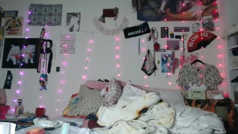 Snapshot of devilg1rl chatting on February 23, 2025, 9:44 am poutyangel online show from February 23, 2025, 9:44 am