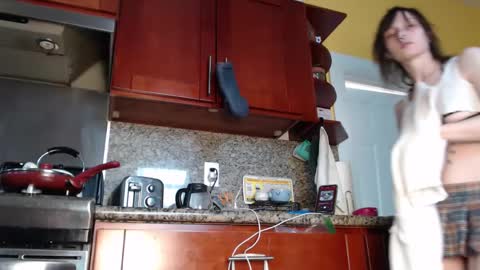 Snapshot of devilg1rl chatting on September 27, 2025, 10:37 pm poutyangel online show from September 27, 2025, 10:37 pm