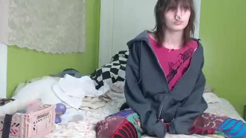 Snapshot of devilg1rl chatting on October 23, 2025, 11:03 pm poutyangel online show from October 23, 2025, 11:03 pm