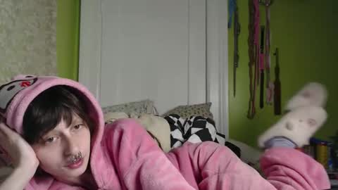 Snapshot of devilg1rl chatting on November 7, 2025, 5:51 am poutyangel online show from November 7, 2025, 5:51 am