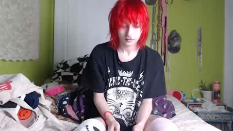 Snapshot of devilg1rl chatting on December 17, 2025, 1:11 am poutyangel online show from December 17, 2025, 1:11 am