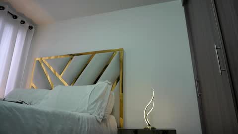 Devin Hunter online show from February 5, 2025, 9:50 pm