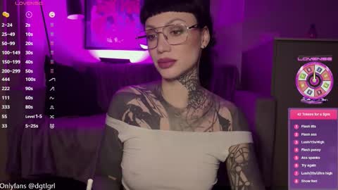 dgtlgrl online show from October 8, 2025, 3:31 pm