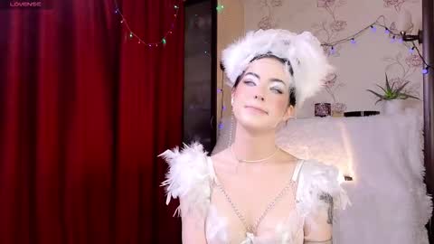 Snapshot of di_moon_ chatting on October 31, 2025, 4:19 pm Diana online show from October 31, 2025, 4:19 pm