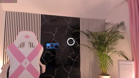 Snapshot of diamond_ava_ chatting on October 20, 2025, 4:07 pm Thea online show from October 20, 2025, 4:07 pm