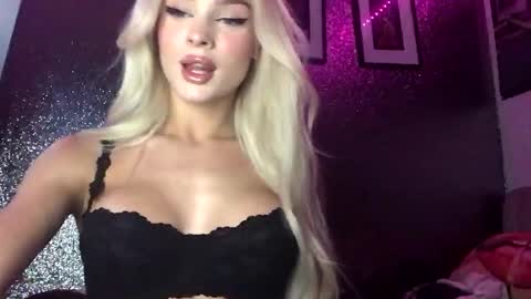 Snapshot of diamond_the_blonde chatting on September 30, 2025, 10:15 pm Diamond online show from September 30, 2025, 10:15 pm