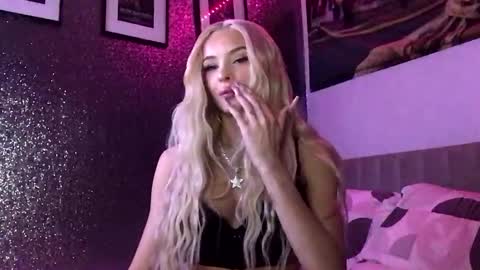 Snapshot of diamond_the_blonde chatting on October 19, 2025, 10:10 pm Diamond online show from October 19, 2025, 10:10 pm