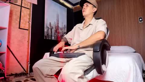 diamondss_1 online show from May 21, 2026, 8:38 pm