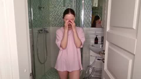 Snapshot of dina_peach chatting on June 9, 2026, 6:58 am Dina online show from June 9, 2026, 6:58 am