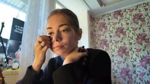 dinorahmroczkowski online show from September 16, 2025, 7:42 am