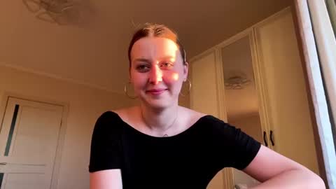 Niia online show from June 19, 2026, 2:43 pm