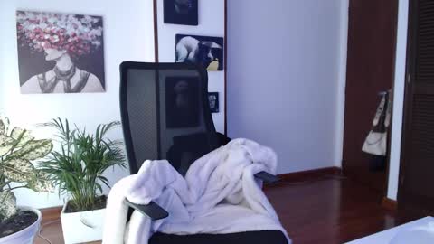 Snapshot of divineisis chatting on October 31, 2025, 12:50 pm Hera online show from October 31, 2025, 12:50 pm