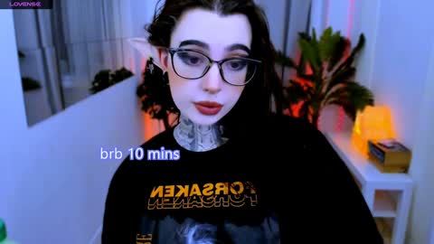 Snapshot of dixipixi_ chatting on February 7, 2025, 11:45 am dixipixi_ online show from February 7, 2025, 11:45 am