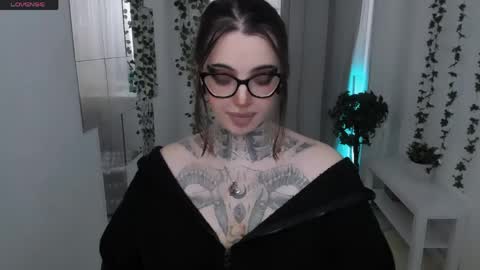 dixipixi_ online show from April 17, 2026, 7:00 am