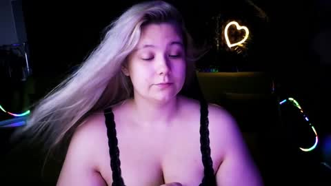 Snapshot of djennapalme chatting on December 18, 2024, 2:10 am Jenia online show from December 18, 2024, 2:10 am