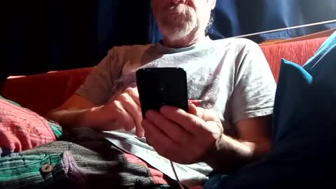 Snapshot of doghouseblue chatting on February 13, 2025, 3:24 pm doghouseblue online show from February 13, 2025, 3:24 pm