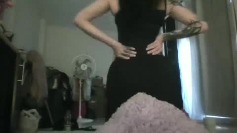 doll_dollys_ online show from April 24, 2026, 8:22 pm