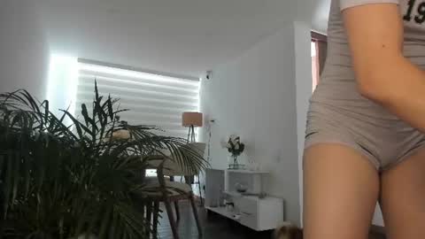 Snapshot of doll_oriana chatting on June 19, 2026, 9:07 pm doll_oriana online show from June 19, 2026, 9:07 pm
