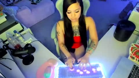 Snapshot of dolllface chatting on December 17, 2025, 5:46 am DOLLLFACE online show from December 17, 2025, 5:46 am