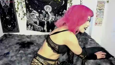 dolly_bones online show from October 15, 2025, 8:31 pm