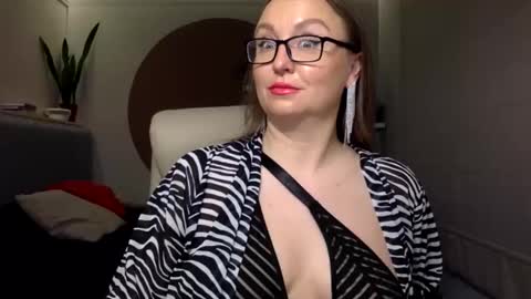 Snapshot of dom_mummy chatting on November 5, 2025, 6:02 am DOM MUMMY online show from November 5, 2025, 6:02 am