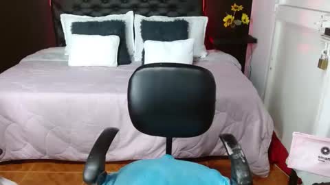 Snapshot of domink_gilr chatting on February 15, 2025, 2:15 am D O M I N K online show from February 15, 2025, 2:15 am