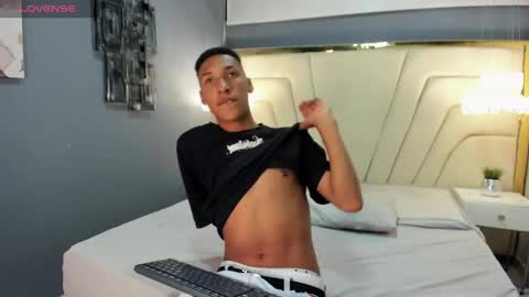 Domminick18 online show from October 1, 2025, 8:48 pm