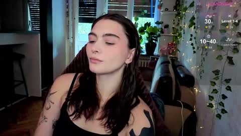 Snapshot of dorfmatratze_ chatting on October 9, 2025, 8:12 am Alice online show from October 9, 2025, 8:12 am