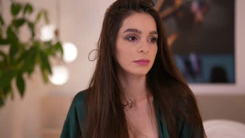 Snapshot of dovia chatting on November 10, 2025, 7:40 am . . online show from November 10, 2025, 7:40 am