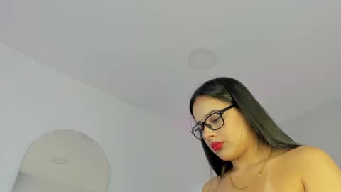 Snapshot of dream_nena chatting on September 29, 2025, 3:44 am N E N A online show from September 29, 2025, 3:44 am