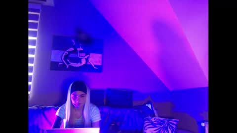 Snapshot of dreamcatcherfantasy chatting on January 28, 2025, 10:45 am A girl online show from January 28, 2025, 10:45 am