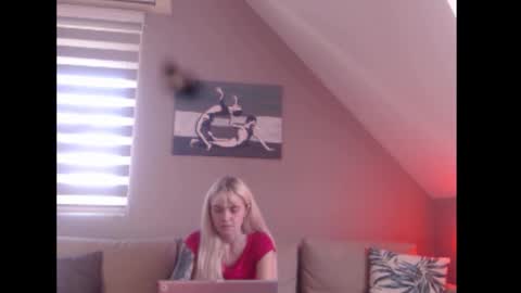 Snapshot of dreamcatcherfantasy chatting on September 12, 2025, 7:19 am A girl online show from September 12, 2025, 7:19 am