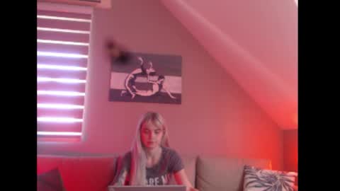 Snapshot of dreamcatcherfantasy chatting on September 22, 2025, 7:10 am A girl online show from September 22, 2025, 7:10 am