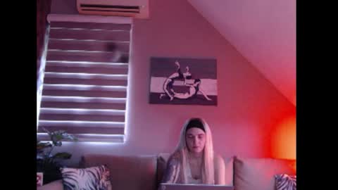 Snapshot of dreamcatcherfantasy chatting on October 22, 2025, 7:19 am A girl online show from October 22, 2025, 7:19 am