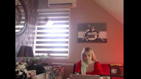 Snapshot of dreamcatcherfantasy chatting on October 30, 2025, 7:32 am A girl online show from October 30, 2025, 7:32 am