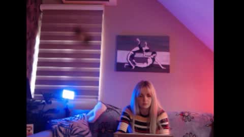 Snapshot of dreamcatcherfantasy chatting on November 7, 2025, 8:14 am A girl online show from November 7, 2025, 8:14 am