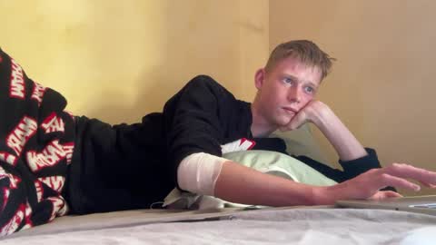 dreamy_devi1 online show from April 15, 2026, 1:51 pm