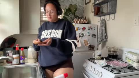 Snapshot of dreamyriri chatting on October 7, 2025, 4:37 pm RIRI OR DREAMY online show from October 7, 2025, 4:37 pm