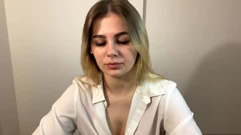 Bella online show from September 15, 2025, 4:29 pm
