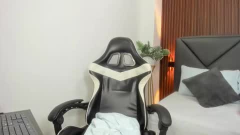 Snapshot of dulce_estrellaa_ chatting on October 18, 2025, 2:03 am E S T R E L L A online show from October 18, 2025, 2:03 am