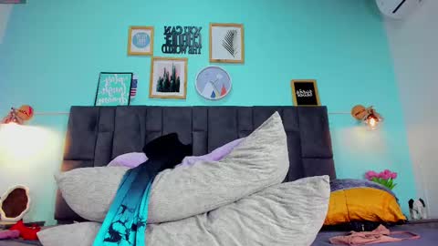 DULCE AURORA online show from February 20, 2025, 5:55 am