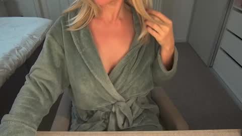 Ambertje040 online show from December 5, 2025, 8:23 am