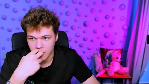 dylan_bold online show from December 4, 2025, 10:02 am