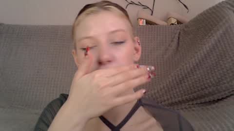 Lily online show from May 5, 2026, 6:32 am