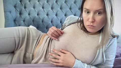 Nadia Ferreira  online show from December 3, 2025, 10:24 am