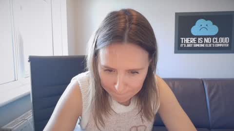 Nadia Ferreira  online show from March 18, 2026, 10:07 am