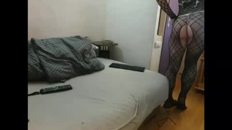 shy yoong cross online show from November 5, 2025, 3:01 pm