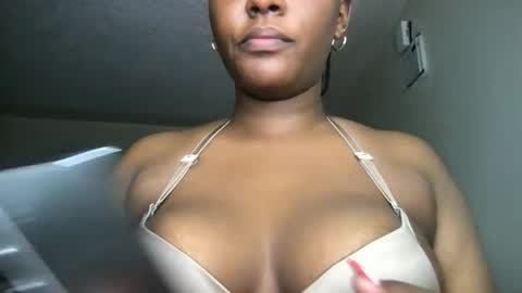 Snapshot of ebony_glory chatting on November 16, 2025, 7:19 pm ebony_glory online show from November 16, 2025, 7:19 pm