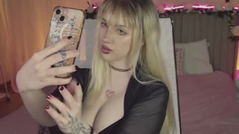 Snapshot of eevamarie chatting on April 23, 2026, 8:22 pm EVA NON NUDE online show from April 23, 2026, 8:22 pm